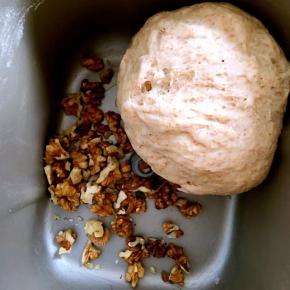 除核桃仁以外的所有食材放入面包桶中启动一次和面程序揉成光滑的面团后加入核桃仁。