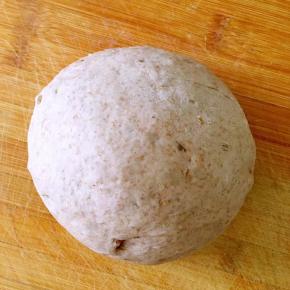 发酵好的面团取出排气并整形成馒头状