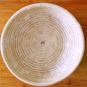 发酵蓝中均匀的撒上一层面粉防粘