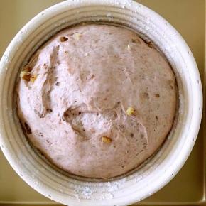 面团入烤箱二次发酵至九分满时取出