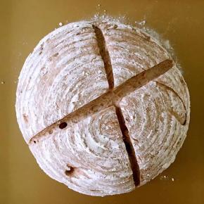 用割包刀割出自己想要的图案，烤箱185度预热10分钟再烤30分钟左右即可。