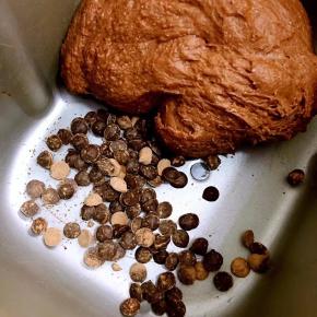 加入巧克力豆再次启动和面程序，使面团和巧克力豆混合均匀即可开始发酵。