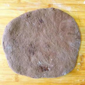 发酵好的面团取出排气并擀成饼状