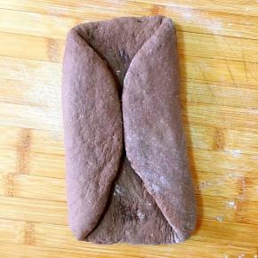 如图左右往中间对折并轻轻按压