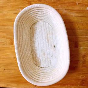 发酵蓝中撒适量面粉防粘