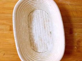 发酵蓝中撒适量面粉防粘