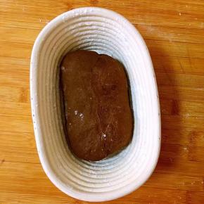 如图收口向上把面团放在发酵蓝中进行二次发酵。