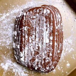 发酵好的面团倒扣在不粘烤盘上，用割包刀割出自己想要的花纹，烤箱185度预热10分钟再烤25分钟左右即可