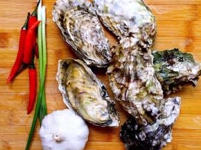 准备所需食材，买回来的生蚝一定要用刷子刷干净