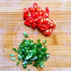 香葱和小米辣切碎备用（大蒜也切碎末，我这里忘记拍照了）