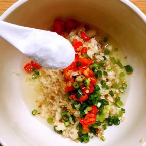 炒好的蒜末倒入碗中，加入提前准备好的香葱碎和小米辣，再加入适量食盐调味拌匀即可