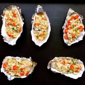 用勺子把调好的蒜末均匀的放在生蚝上