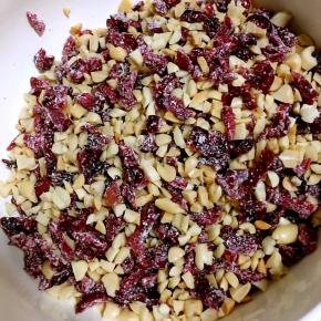 花生碎和蔓越莓干混合，加少许奶粉拌匀备用