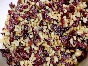 花生碎和蔓越莓干混合，加少许奶粉拌匀备用