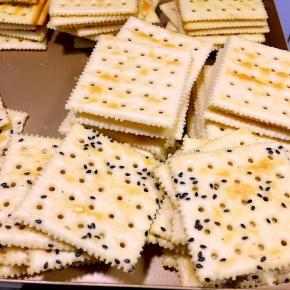 苏打饼干选择自己喜欢的牌子就好，这里不做特别推荐，但是个人感觉方形的会比较好，也许是心理作用，哈哈~