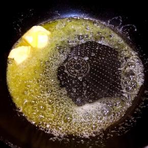 软化的黄油放入不粘锅中小火加热至融化