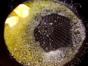 软化的黄油放入不粘锅中小火加热至融化