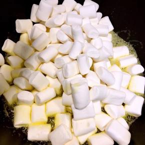 加入棉花糖翻炒至融化，一定要小火不要心急，因为火大了会焦