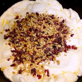 加入奶粉和花生蔓越莓翻拌均匀，这好像是个体力活，可以锻炼臂力。充分的翻拌使奶粉完全融化即可。（如果你不偷懒的话可以把奶粉和花生蔓越莓分开放，原谅我每次都偷懒，总是省略一步）