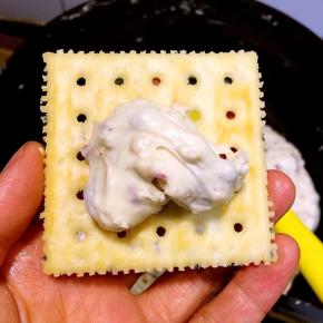 取适量炒好的牛扎糖放在饼干上，大概10克左右，具体的随个人喜好