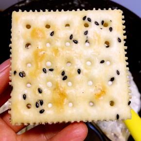 用另一块饼干轻轻按压就搞定了，这里可不要太用力哦，饼干很脆弱，不够温柔就会碎掉的（如果中途糖变硬了，就小火加热一下继续操作就好）