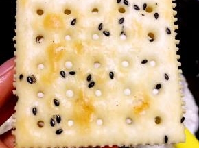 用另一块饼干轻轻按压就搞定了，这里可不要太用力哦，饼干很脆弱，不够温柔就会碎掉的（如果中途糖变硬了，就小火加热一下继续操作就好）