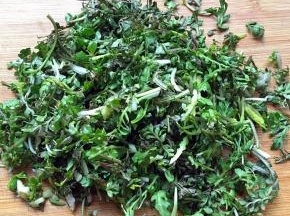 洗净的荠菜切碎备用