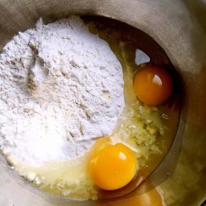 盆中加人适量面粉和两个鸡蛋