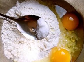 加适量食盐调味