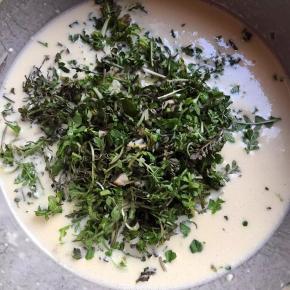 加入切碎的荠菜