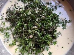 加入切碎的荠菜