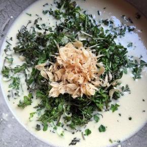 加入虾皮（可以不加，也可以换成火腿、培根等食材，但是虾皮有很好的补钙效果，可以多吃点）