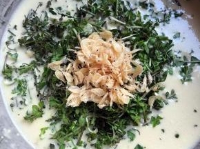 加入虾皮（可以不加，也可以换成火腿、培根等食材，但是虾皮有很好的补钙效果，可以多吃点）