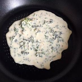 平底锅置于火上中小火，舀一勺面糊放入锅中