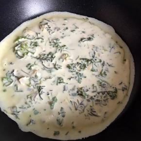 晃动锅子使面糊摊开