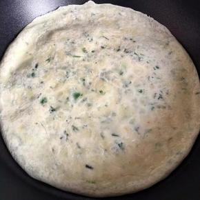 待底部凝固时翻面再煎片刻即可