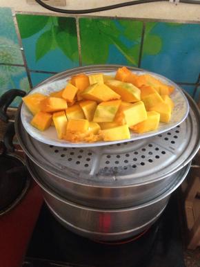 把切好的南瓜、紫薯，芋头蒸熟。以筷子能够轻松穿透为准。