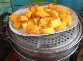 把切好的南瓜、紫薯，芋头蒸熟。以筷子能够轻松穿透为准。