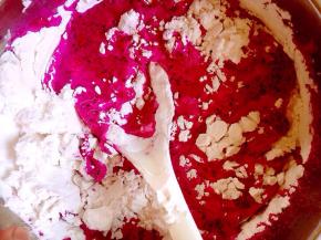 微开时加入木薯淀粉。食材比例再次强调一下：每一斤果蔬搭配半斤木薯淀粉。揉成面团，直至不粘手为准。