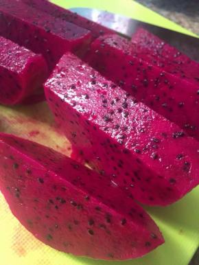 红心火龙果切块，用料理机打成果泥+果汁。我用的是果语原汁机。