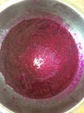 果泥+果汁+少许白糖拌匀后加热。火龙果汁水丰沛，不需要再加水。