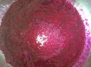 果泥+果汁+少许白糖拌匀后加热。火龙果汁水丰沛，不需要再加水。