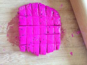 揉好的面团用擀面杖压平。再用小刀切成小块。