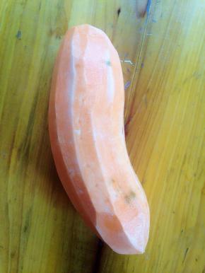 地瓜削皮，一定要削至果肉，这样地瓜条才不会发黑。我选择的是漳浦的六鳌红蜜薯。