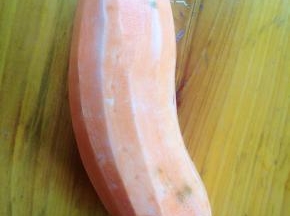 地瓜削皮，一定要削至果肉，这样地瓜条才不会发黑。我选择的是漳浦的六鳌红蜜薯。