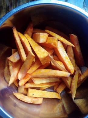 炸至金黄酥脆的地瓜条捞出锅。