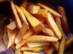 炸至金黄酥脆的地瓜条捞出锅。