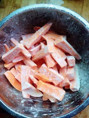 让每一个地瓜条都能均匀的裹上炸酥粉。