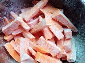 让每一个地瓜条都能均匀的裹上炸酥粉。