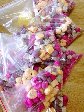 芋圆不吃的话先不用煮，直接装袋放速冻柜。建议按平时吃的量分开装。每次取一袋出来煮即可。建议在2个月内吃完。